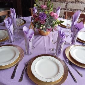 Centro de mesa elegante para boda y celebración social organizada por Mariann Event Planner