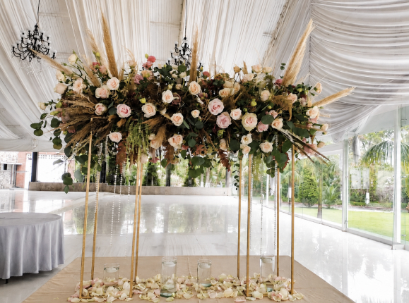 Arreglo floral en salón de fiestas para evento coordinado por Mariann Event Planner